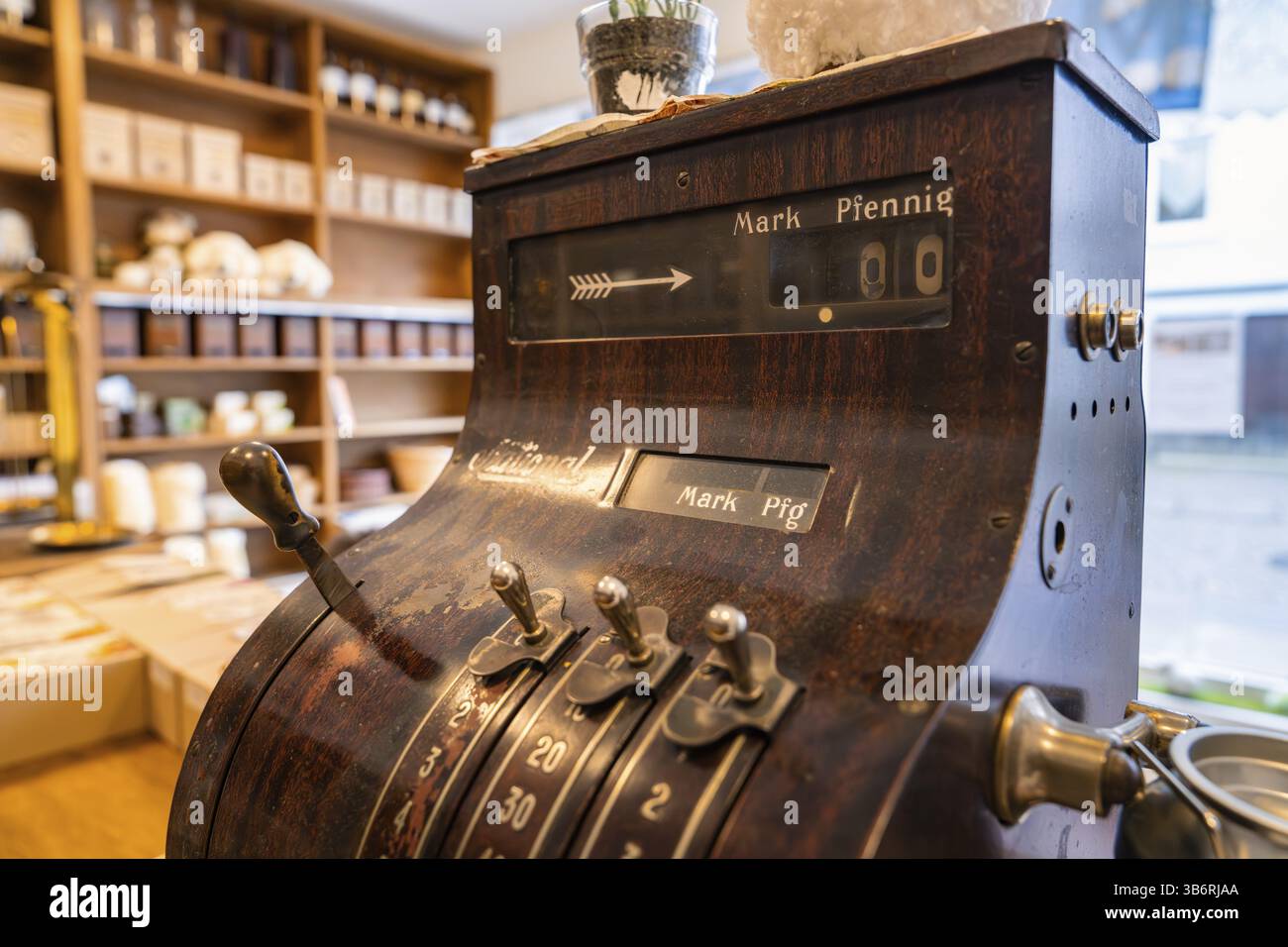 Antike Kasse in einem Geschäft mit Keramik und Holzregalen im Hintergrund, Calw Gerberei Museum, Schwarzwald, Deutschland, Europa Stockfoto