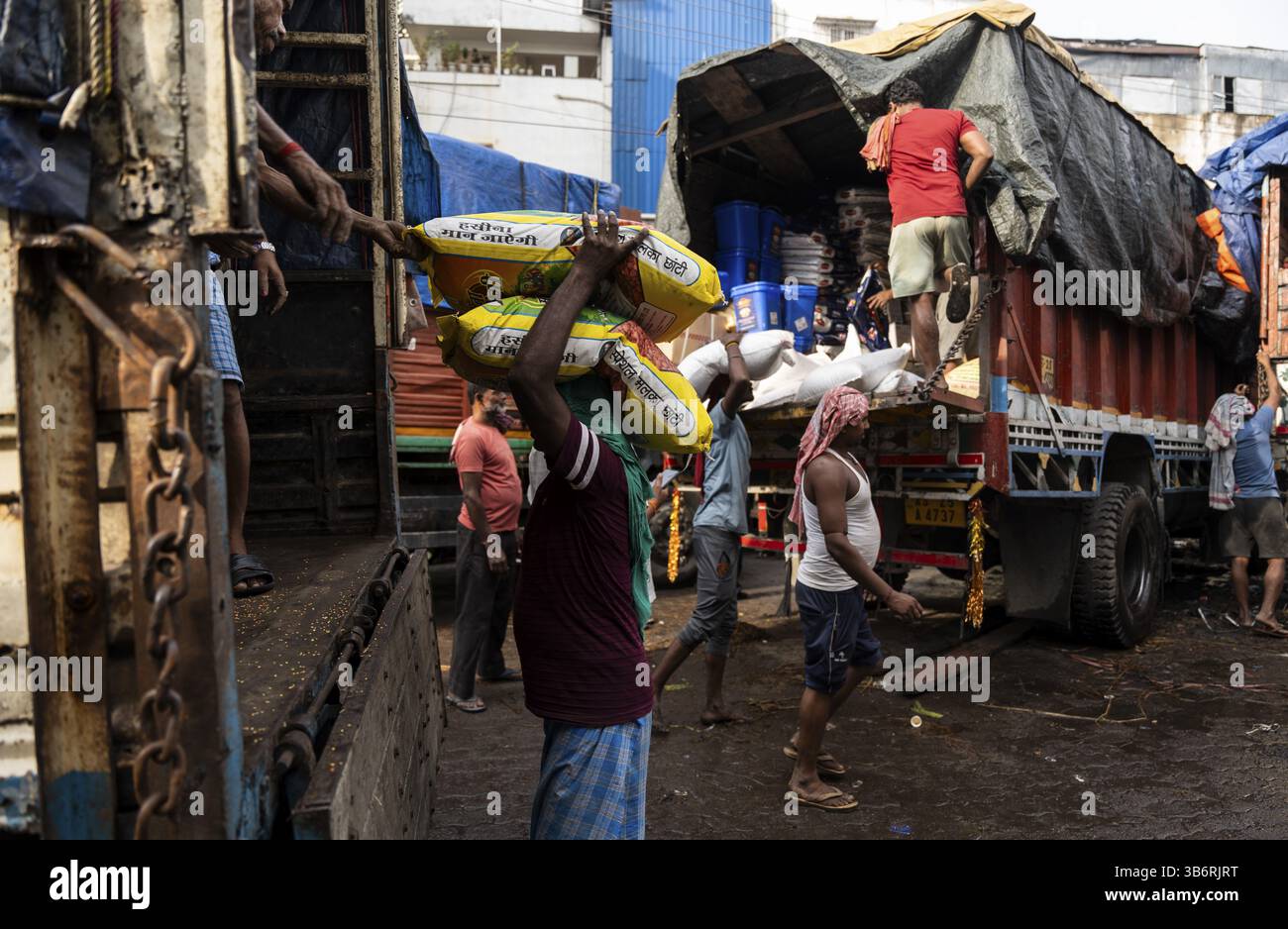 GUWAHATI, INDIEN – 1. MAI: Arbeiter transportieren Waren auf einem Großmarkt in Guwahati, Indien, am 1. Mai 2025. Mai oder Arbeitstag ist ein globaler Feiertag Stockfoto