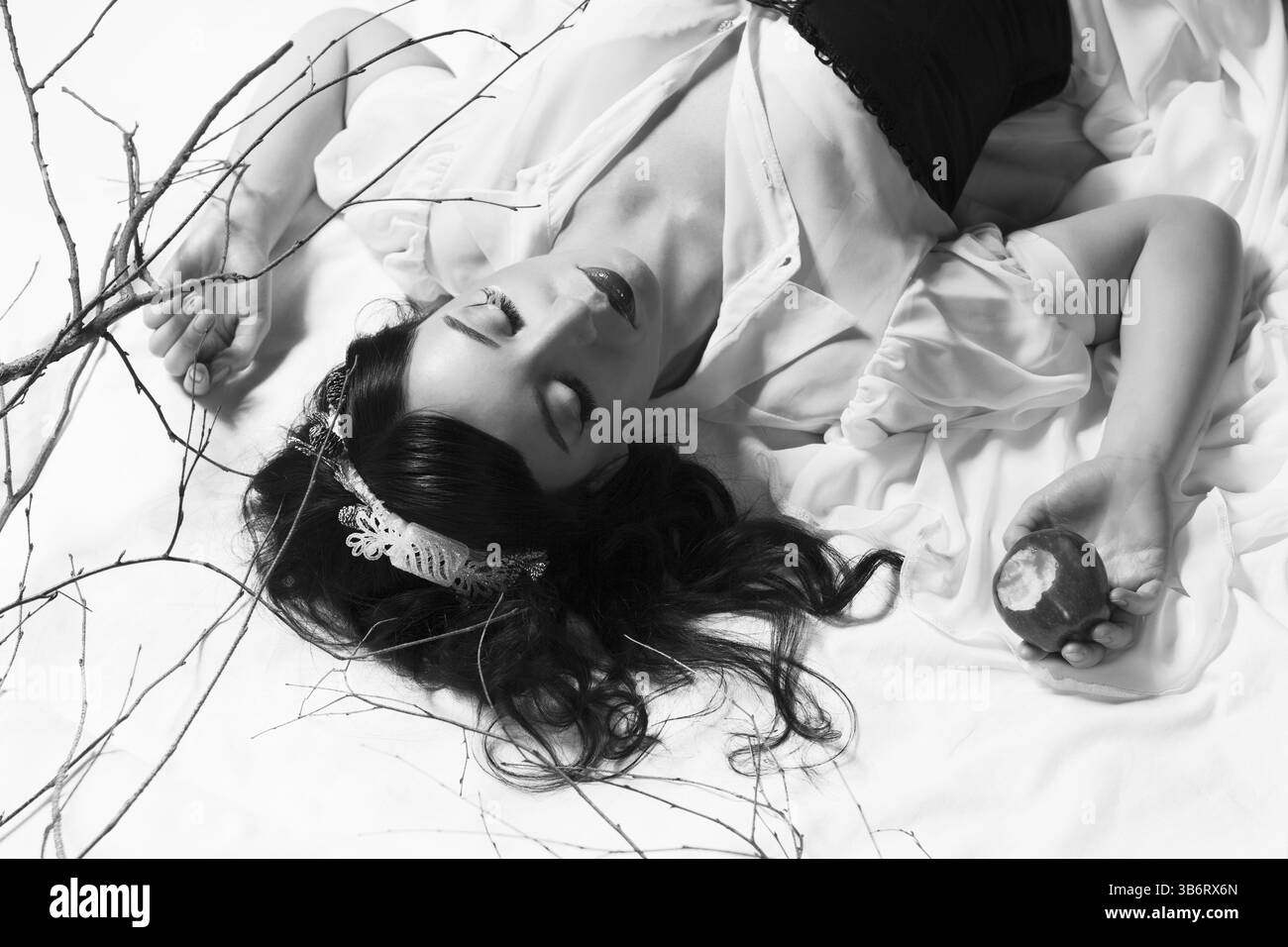 Schneeweißes Mädchen vergifteten Apfel Stockfoto