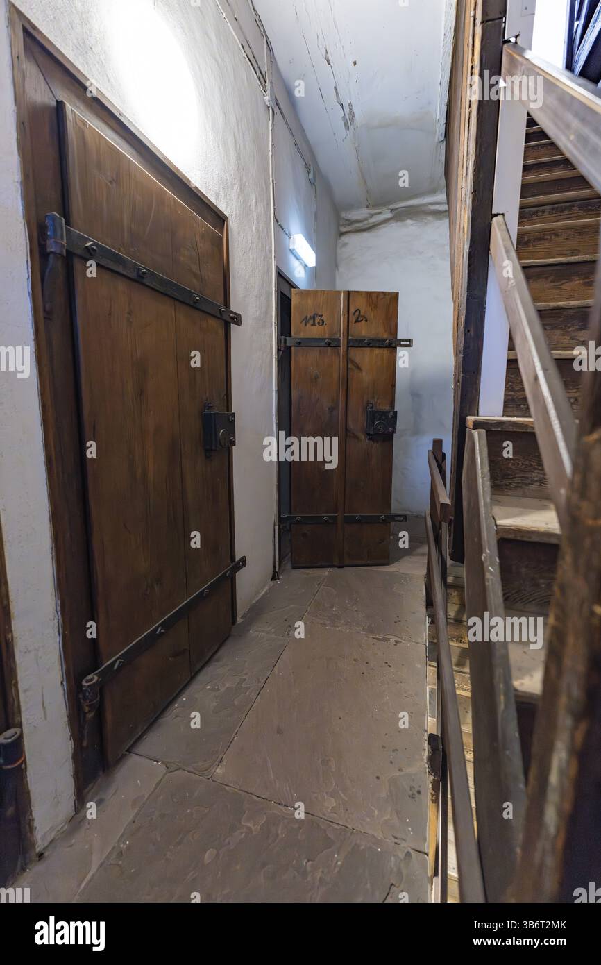 Düsterer Flur mit Holztüren und -Treppen, gekennzeichnet durch enge und enge Architektur, Gefängnismuseum, der lange, Calw, Schwarzwald, Deutschland Stockfoto