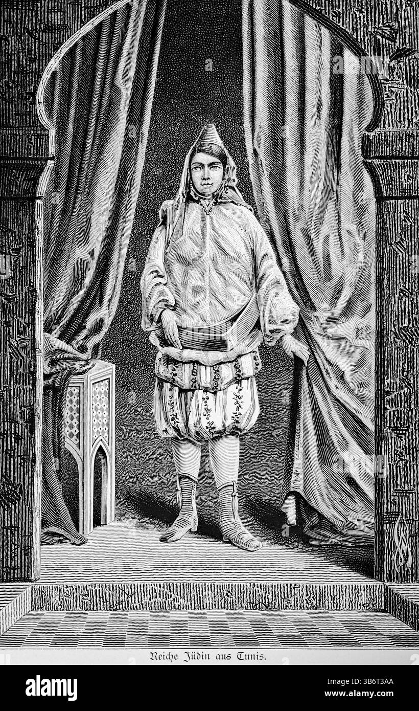 Reiche Jüdin aus Tunis steht unter einem Rundbogen, Wohnzimmer, orientalische Kleidung, Blüten, Spitzhut, breiter Gürtel, hohe Schnürschuhe, Vorhang Stockfoto