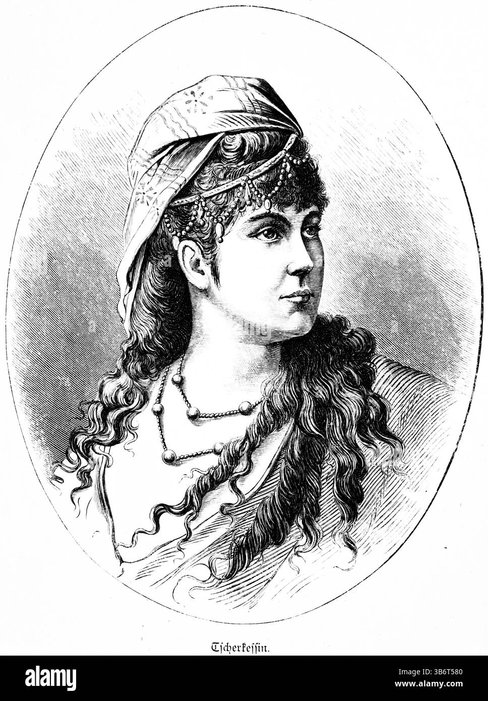 Tscherkessen, Porträt einer jungen Russin, frischer, ernster Blick, langes schwarzes Haar, lockige Frisur, Haarschmuck, Halskette, Kopftuch, ovales Bild Stockfoto