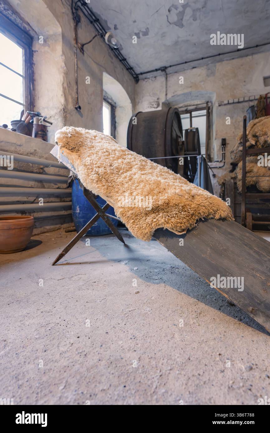 Ein rustikaler Raum mit einem überdachten Werkbankstuhl und alten Werkzeugen, Calw Gerberei Museum, Schwarzwald, Deutschland, Europa Stockfoto