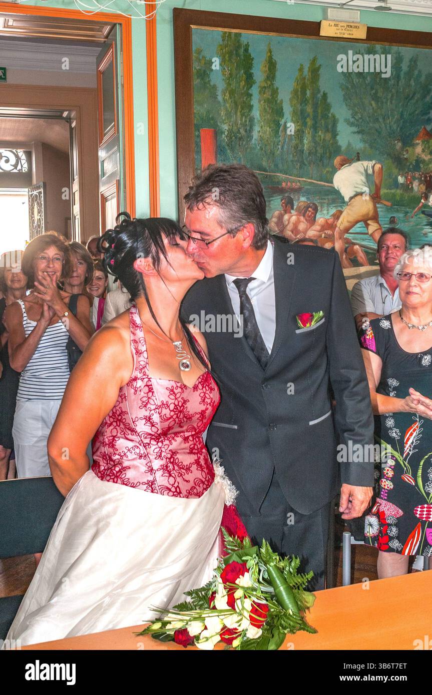 Braut und Bräutigam küssen während einer standesamtlichen Trauung in einer französischen Mairie (Rathaus) - Preuilly-sur-Claise, Indre-et-Loire (37), Frankreich. Stockfoto