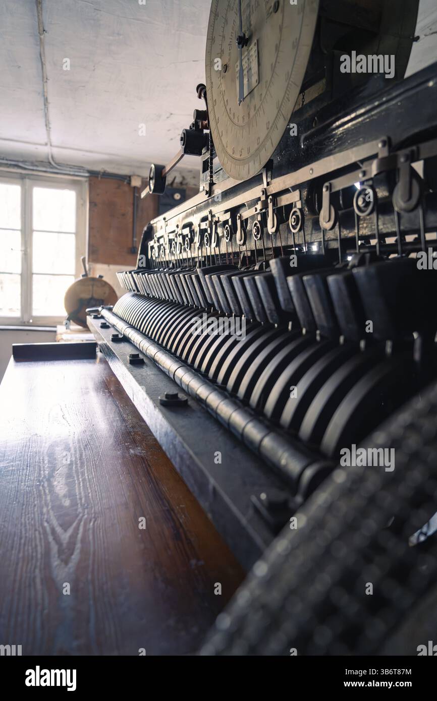 Alte Industriemaschine mit komplexen Rädern und Hebeln in einem schwach beleuchteten Raum, Calw Tannery Museum, Schwarzwald, Deutschland, Europa Stockfoto