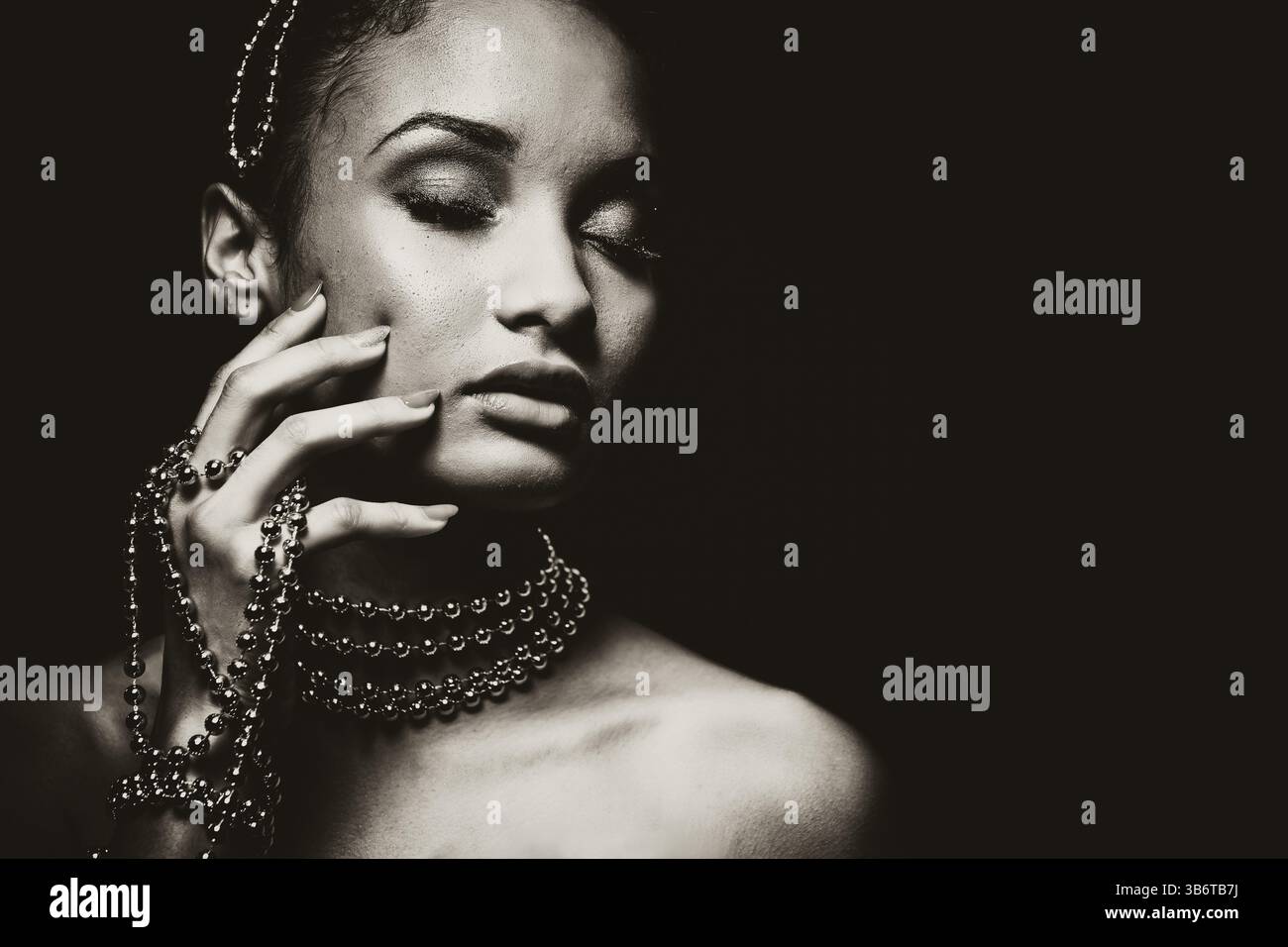 Edle indische Frau mit Kettenschmuck und wunderschönem Make-up. Schwarzweißfoto. Geheimnisvolle Schönheitsausdrücke, Toronto, Kanada, Nordamerika Stockfoto