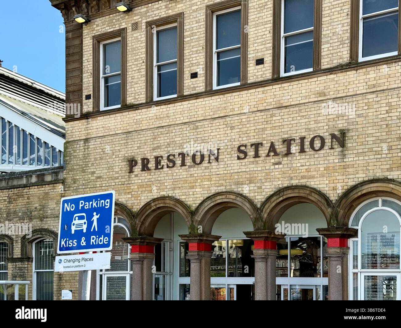 Eintritt zum Bahnhof Preston mit Schild „Kiss and Ride“ - Smartphone-aufgenommenes Stockfoto