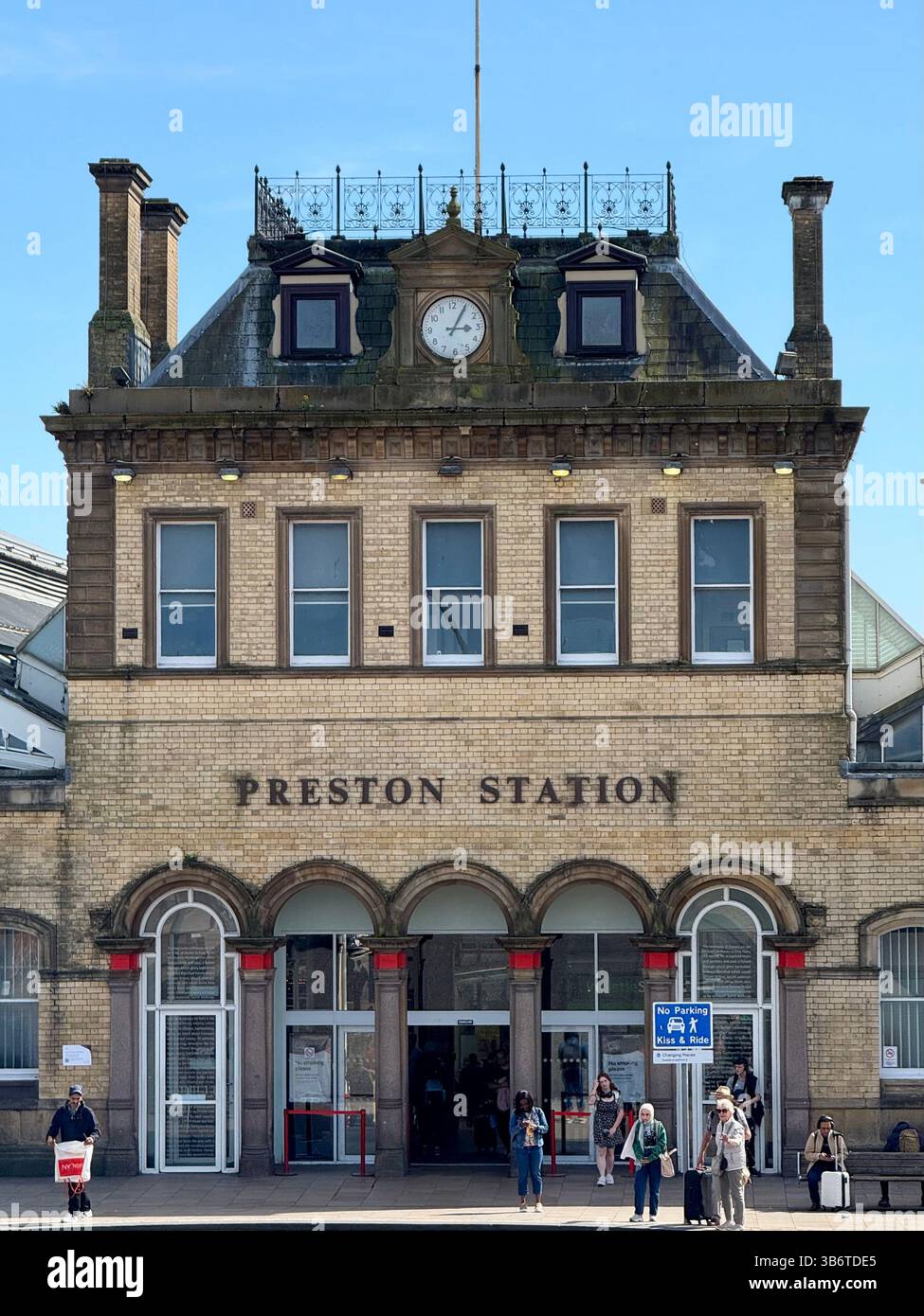Eintritt zum Bahnhof Preston mit Schild „Kiss and Ride“ - Smartphone-aufgenommenes Stockfoto