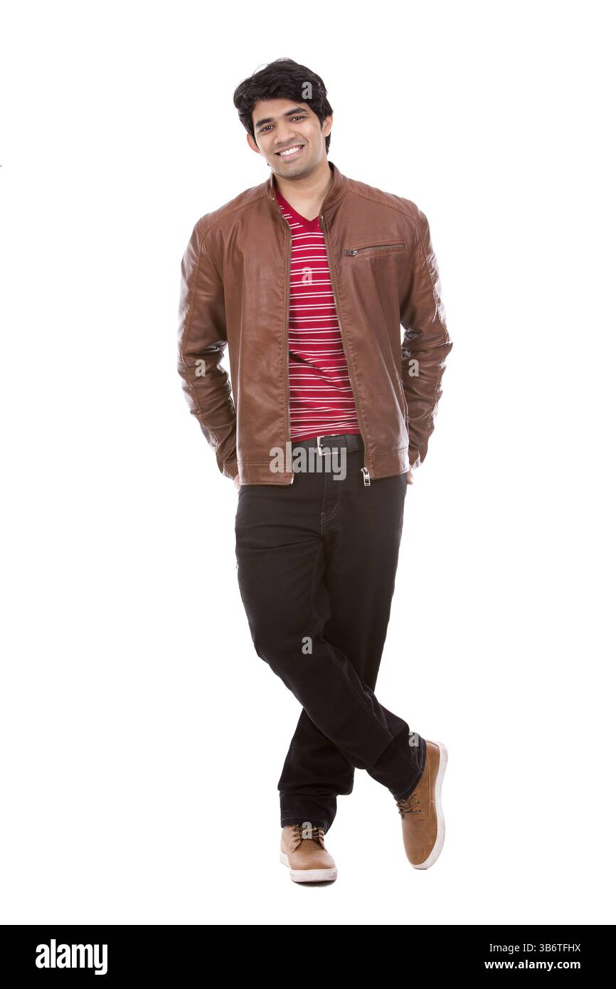 Hübscher ostindianer mit rotem Hemd auf weißem isoliertem Hintergrund, Toronto, Kanada, Nordamerika Stockfoto