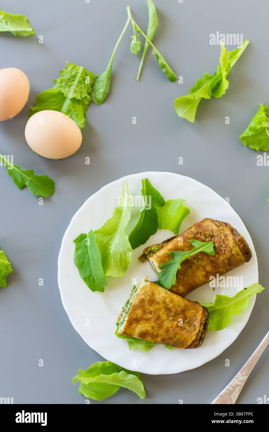 Gesunde Eierrolle mit Gemüse auf einer weißen Platte. Stockfoto