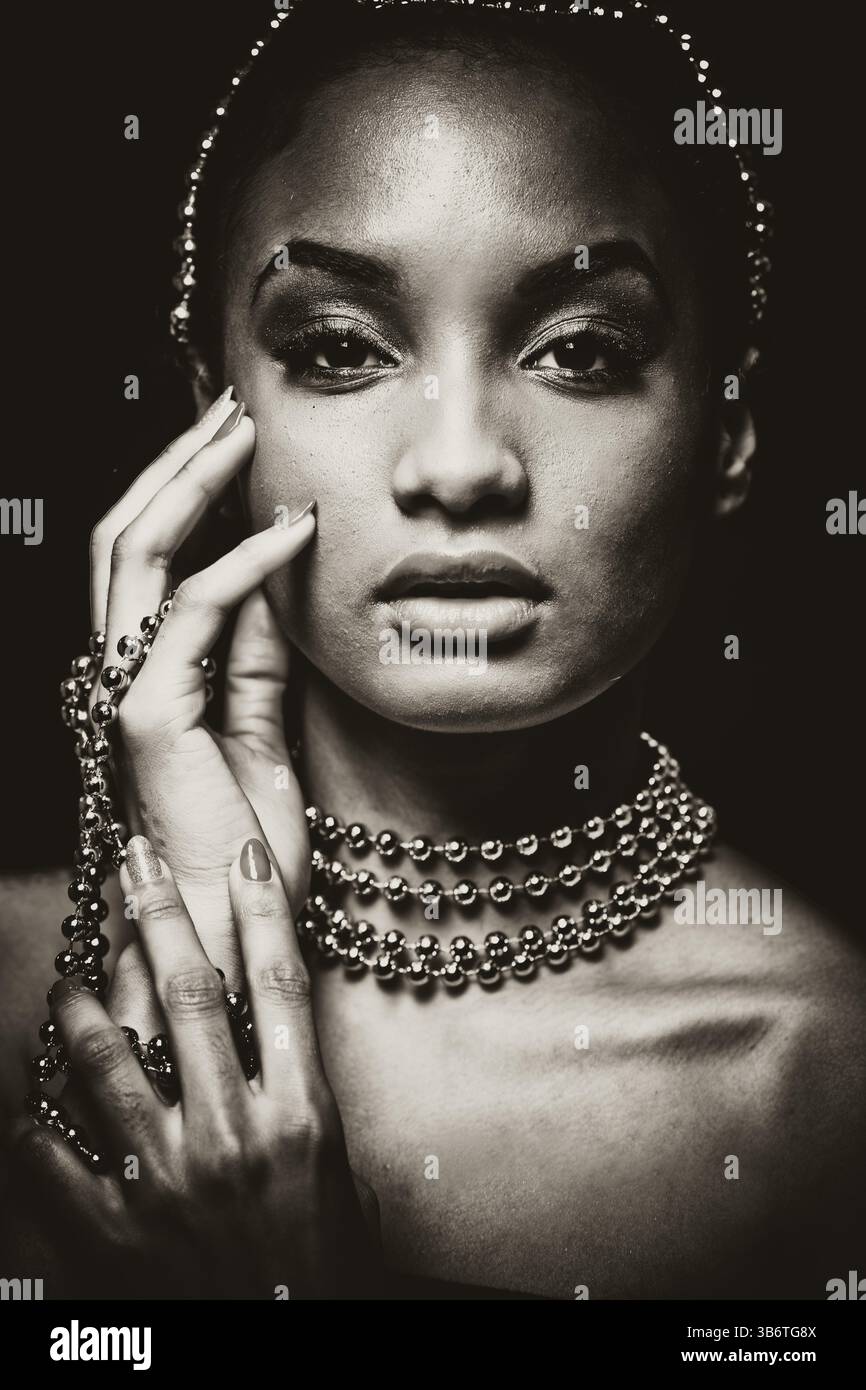 Edle indische Frau mit Kettenschmuck und wunderschönem Make-up. Schwarzweißfoto. Geheimnisvolle Schönheitsausdrücke, Toronto, Kanada, Nordamerika Stockfoto
