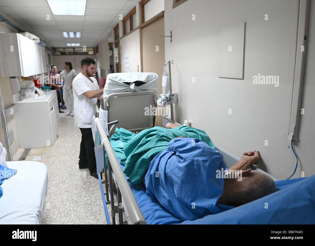 Februar 2024: 07 de febrero del 2024. Krankenhaus San Juan de Dios, San JosÃÂ. 11:30 Uhr El servicio de emergencias del Hospital San Juan de Dios se encuentra saturado de pacientes. fenÃÂ³meno que tambiÃÂ MÃÂ afecta los otros hospitales pÃÂºblicos de la Gran ÃÂ rea Metropolitana como el CalderÃÂ³n Guardia y el. EN la foto: Los pasillos y salones aledaÃÂ±os präsentan una notable afluencia de pacientes y esto obliga a un despliegue de recurso humano que muchas veces no fulface la demanda. Foto: Albert MarÃÂ­n para la NaciÃÂ³n. (Bild: © Albert MarÃÂ­N/La Nacion Stockfoto