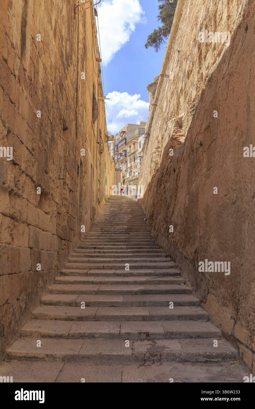 Steintreppen aus dem Grundgestein von Valletta, Malta, Il-Belt Valletta, Malta, Europa Stockfoto