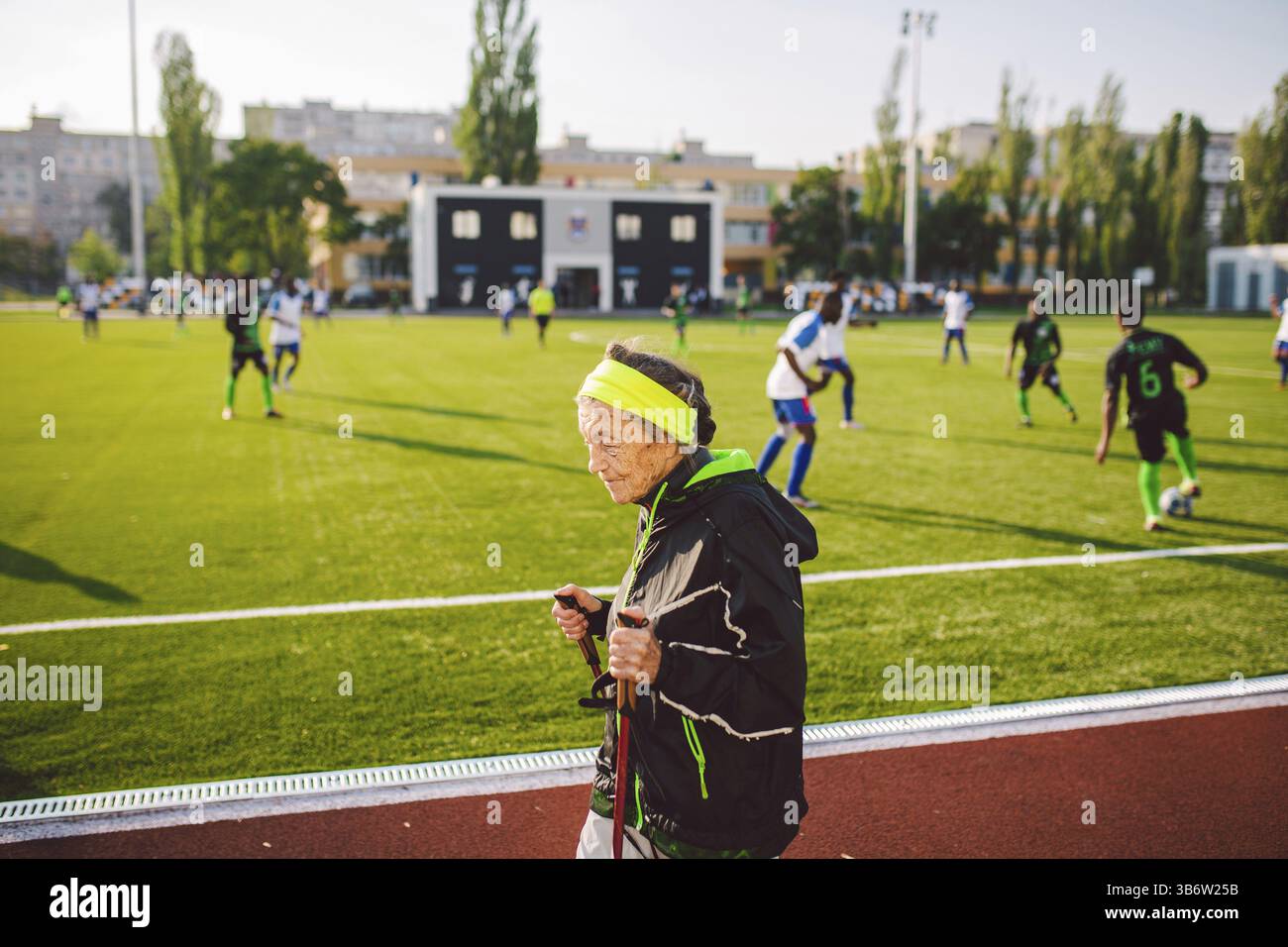 Aktiver Rest des Themas „ältere Menschen“. Sport und Gesundheit im Ruhestand. Kaukasische sehr alte Frau mit tiefen Falten, die Nordic Walking Übungen mit sti macht Stockfoto