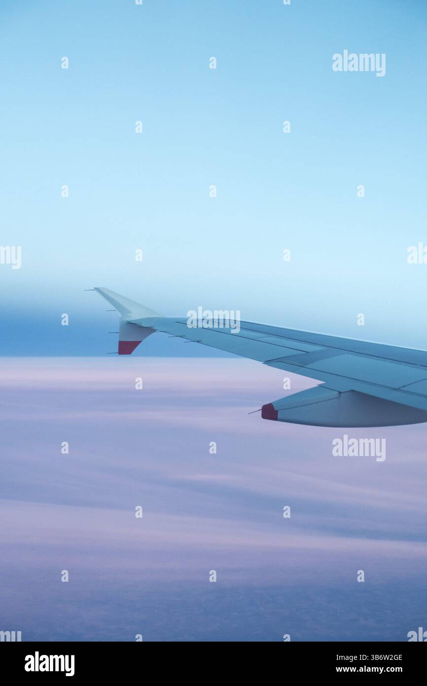 An einem schönen Sommerabend über Europa blicken Sie aus einem Flugzeugfenster vorbei an seinem linken Flügel Stockfoto