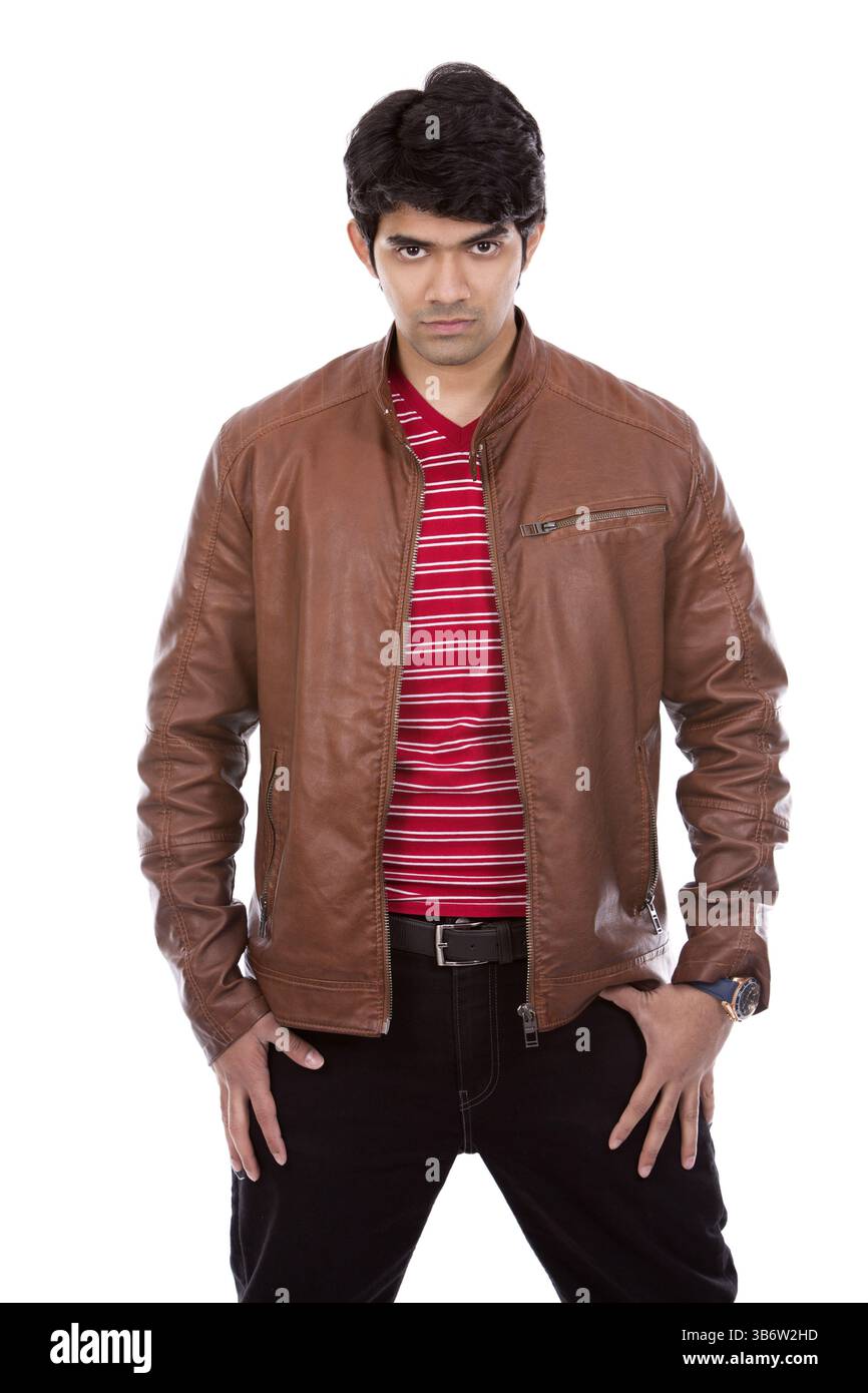 Hübscher ostindianer mit rotem Hemd auf weißem isoliertem Hintergrund, Toronto, Kanada, Nordamerika Stockfoto