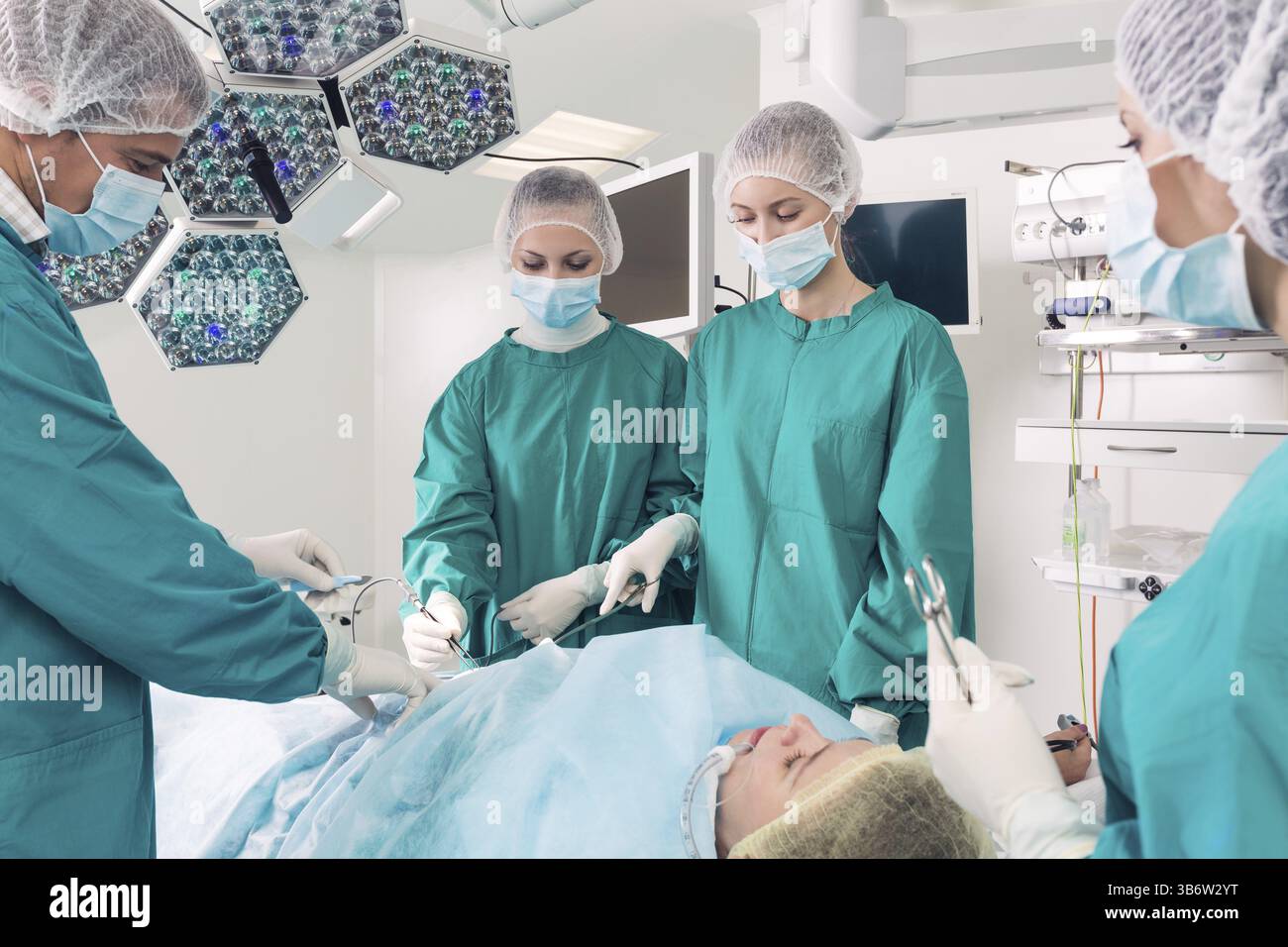 OP-Team, die in einem OP-Raum Stockfoto