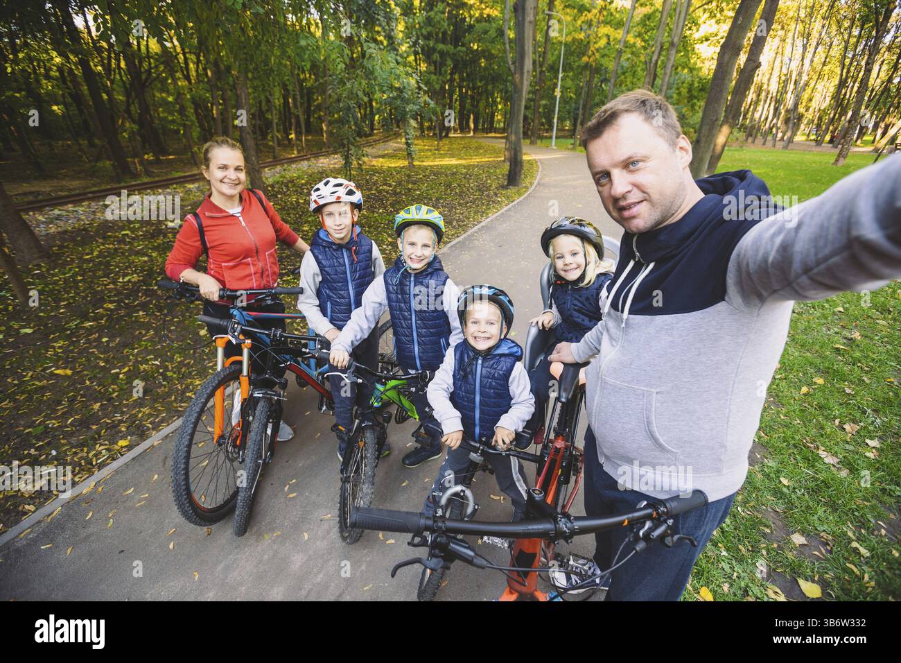 Das Thema Familie Sport Erholung im Freien. Große familie Kaukasischen 6 Personen Mama, Papa und 4 Kinder drei Brüder und Schwester fahren Fahrräder im Park auf Stockfoto