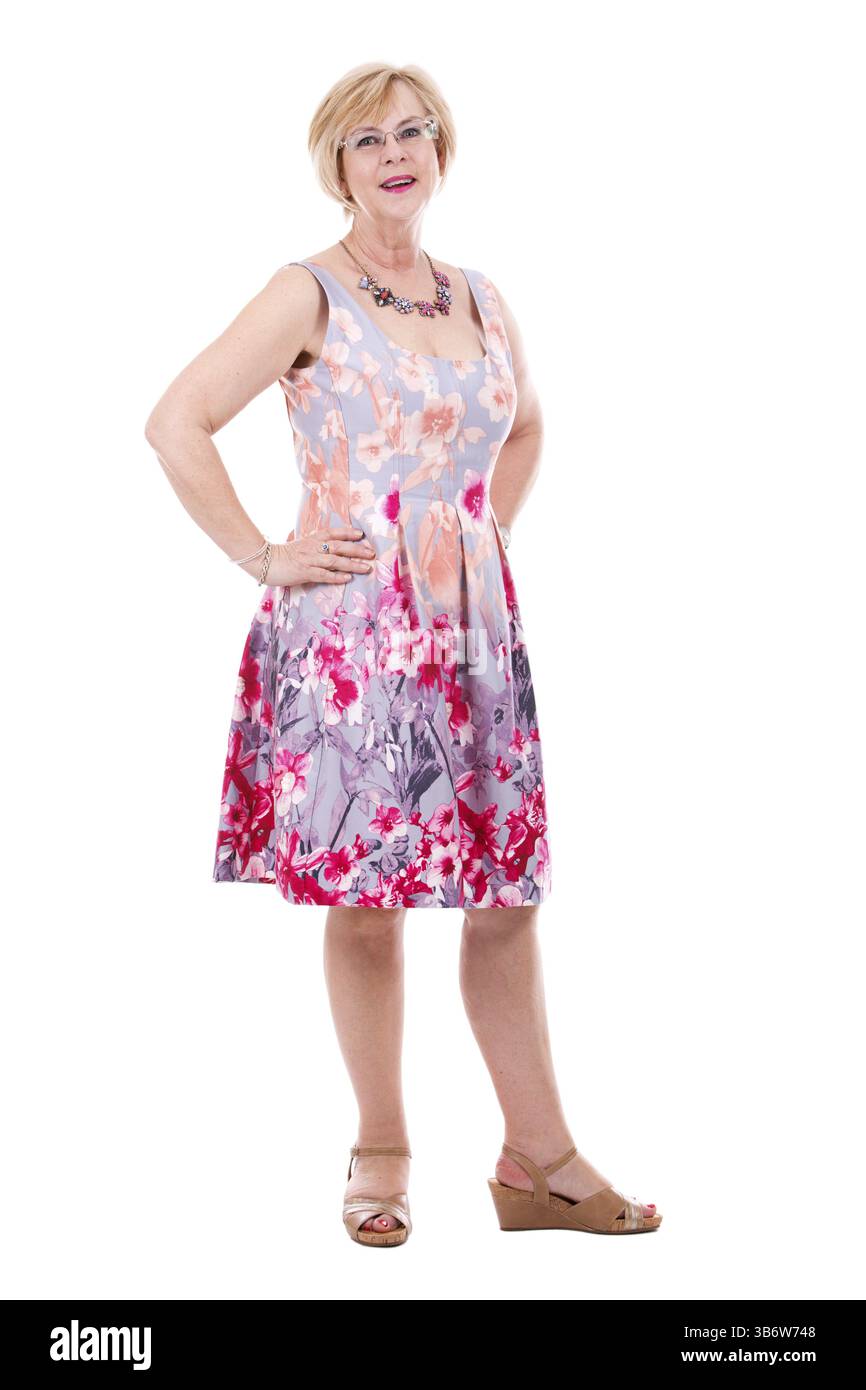 Hübsche Frau, die ein Blumenkleid auf weißem, isoliertem Hintergrund trägt, Toronto, Kanada, Nordamerika Stockfoto