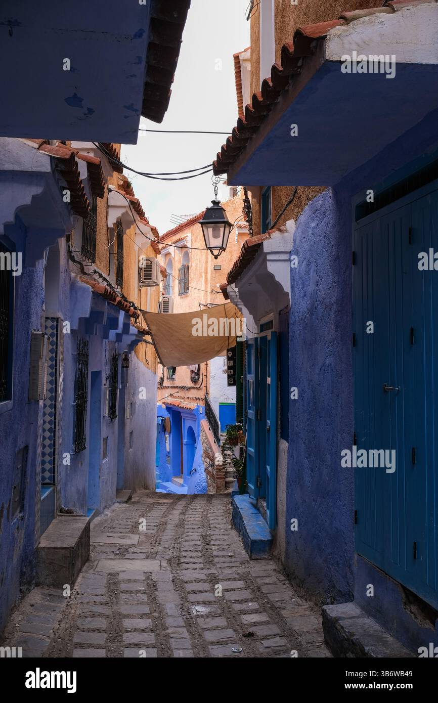 Die engen, gewundenen Gassen und Gassen der blauen Stadt Chefchaouen in Marokko. Illustrati die berühmten blau getünchten Wände und traditionellen Gebäude. Stockfoto