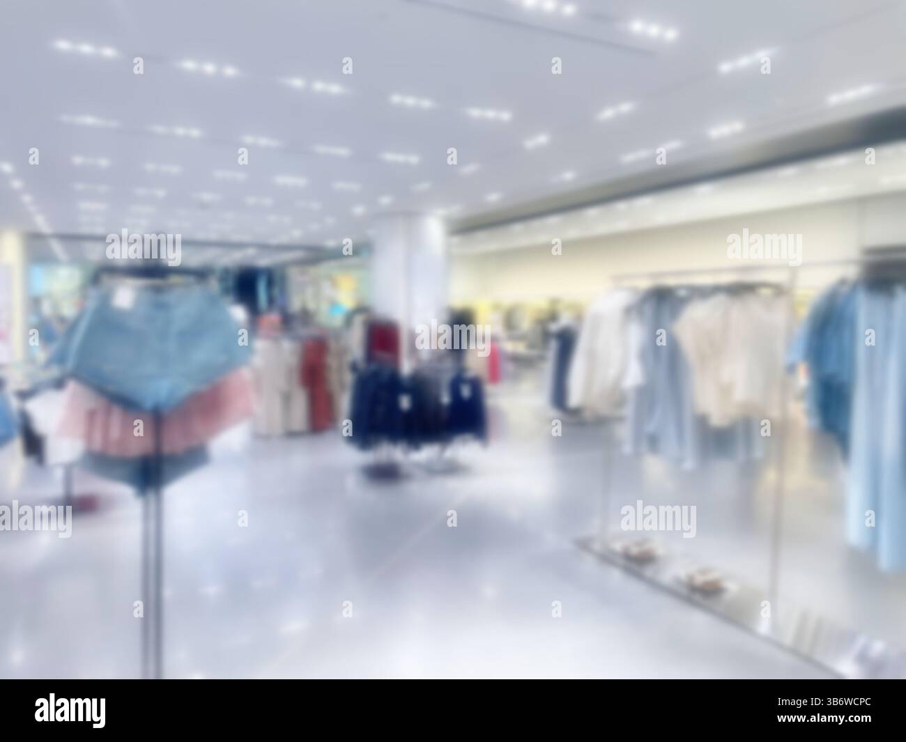 De fokussiert in einem Kaufhaus. Professionelle Kleidung, Bekleidungszubehör. Stockfoto