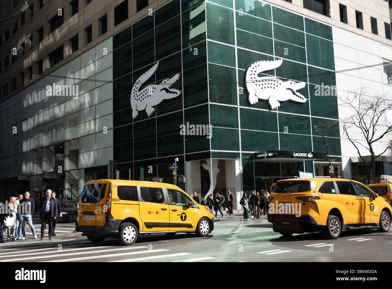 Flagship Store der Lacoste-Bekleidungslinie in 575 5th Ave, New York City, 2025, USA Stockfoto
