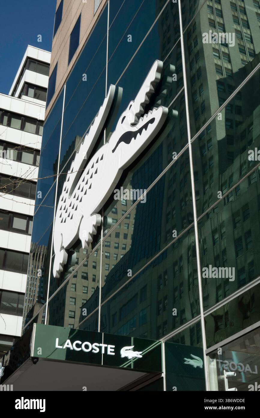 Flagship Store der Lacoste-Bekleidungslinie in 575 5th Ave, New York City, 2025, USA Stockfoto