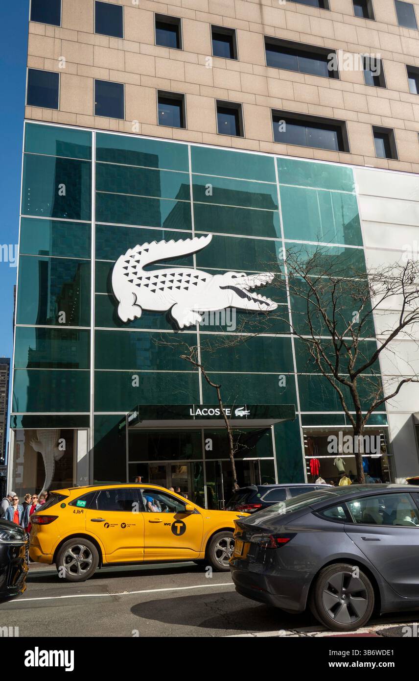 Flagship Store der Lacoste-Bekleidungslinie in 575 5th Ave, New York City, 2025, USA Stockfoto