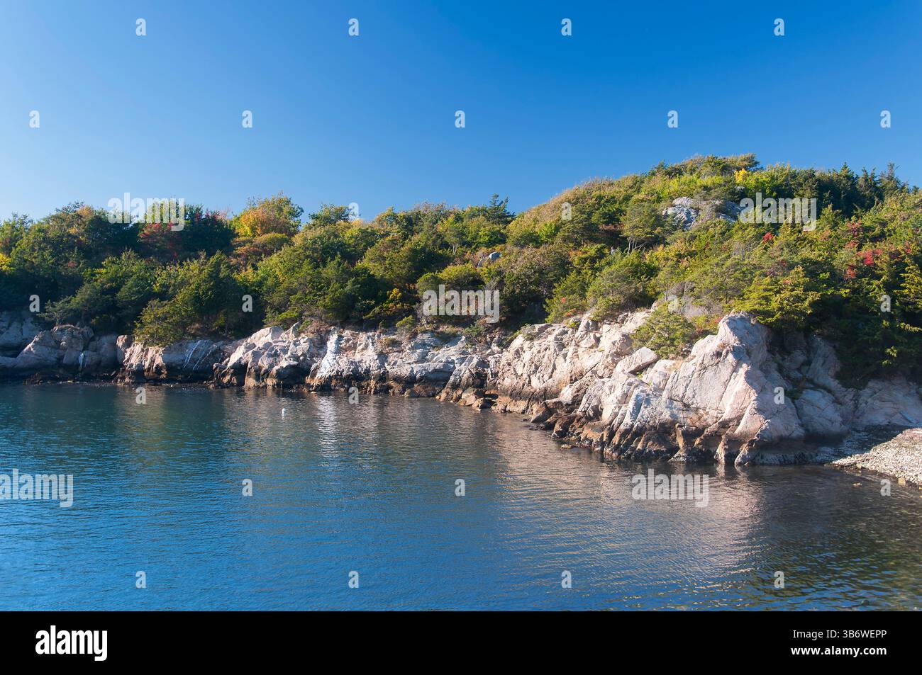 Ein kleiner Wassereintritt im Fort Wetherill State Park in Jamestown Rhode Island an sonnigen Tagen. Stockfoto