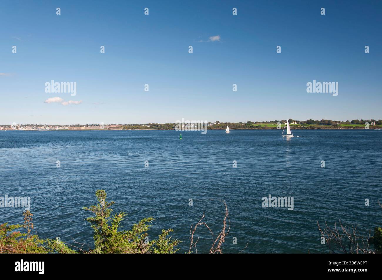 Narragansett Bay zwischen jamestown und newport rhode Island an einem sonnigen Tag. Stockfoto