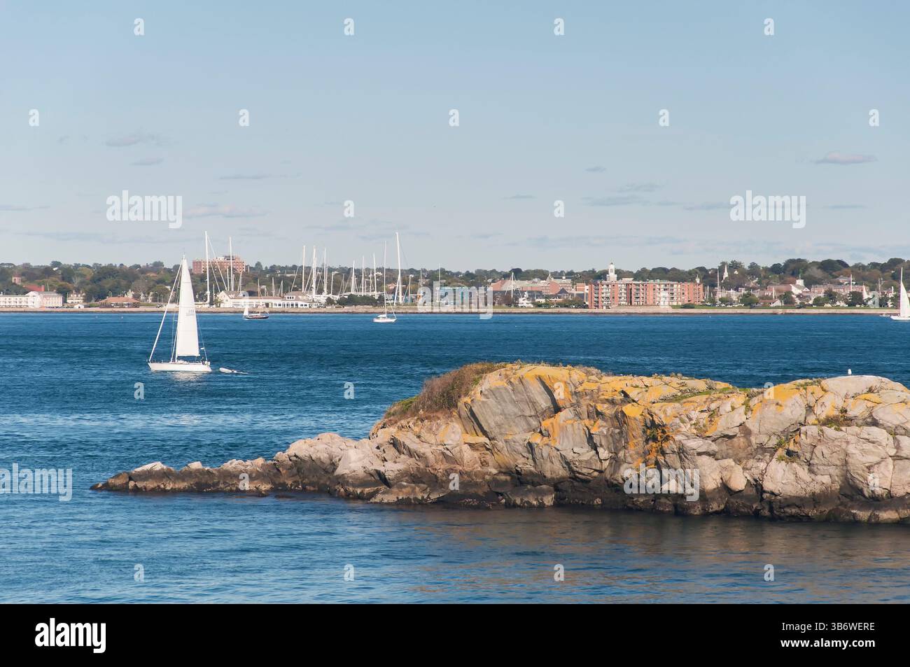 Ein großer Felsen vor der Küste im Fort Wetherill State Park in Jamestown Rhode Island an sonnigen Tagen. Stockfoto