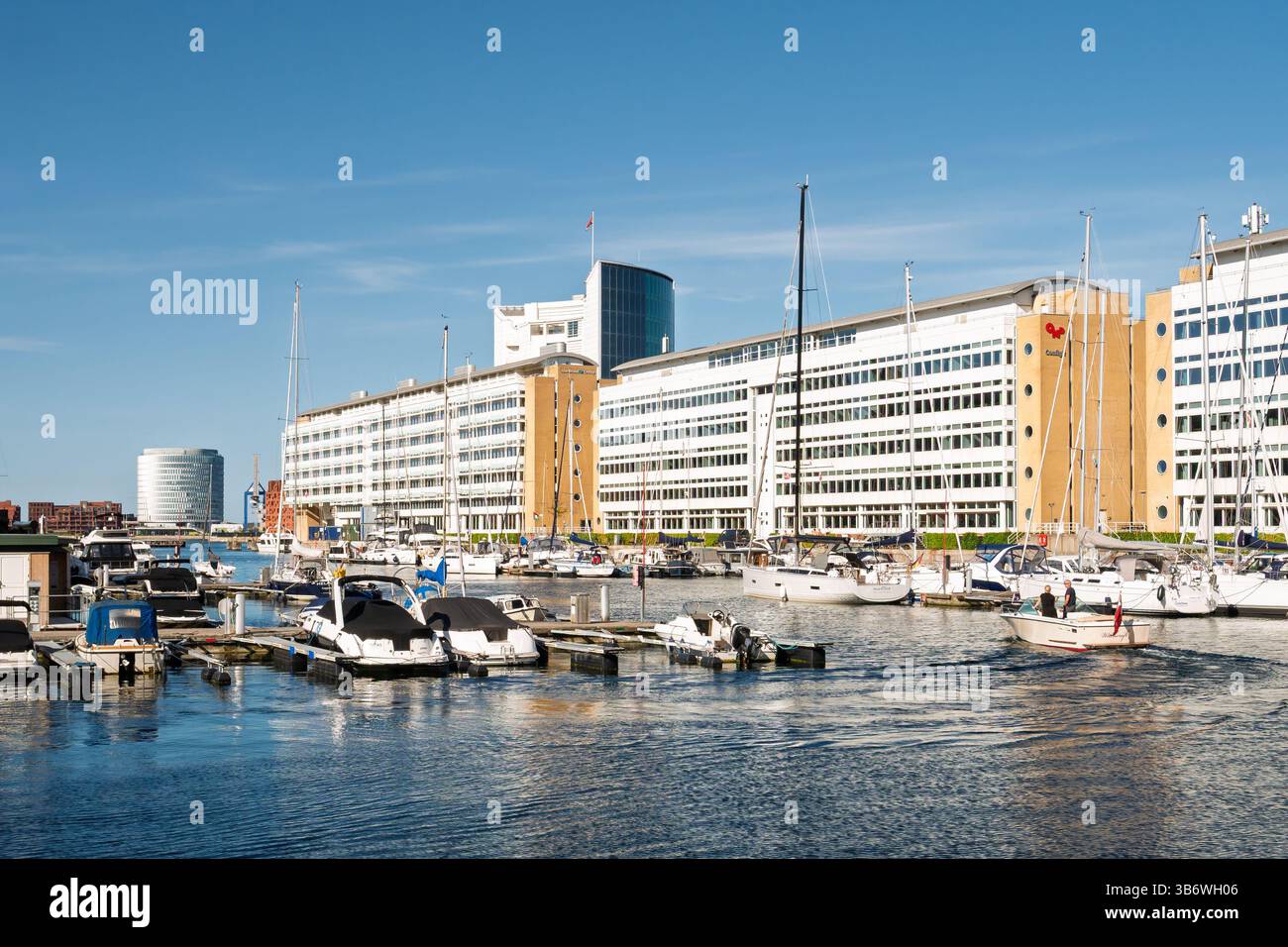 Moderne Bürogebäude entlang des Midtermolen Piers und des Yachthafens im Westbecken des südlichen Freihafens, Nordhavn, Kopenhagen, Dänemark Stockfoto
