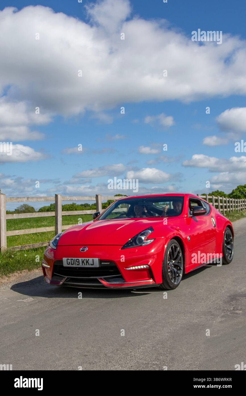 2019 Red Nissan 370Z Nismo V6 344 Car Coupé Benzinmotor 3696 ccm, Fairlady Z Z34, zweitüriger, zweisitziger Sportwagen; japanische Autos nehmen an einer Rallye in Heskin Hall, Großbritannien Teil Stockfoto