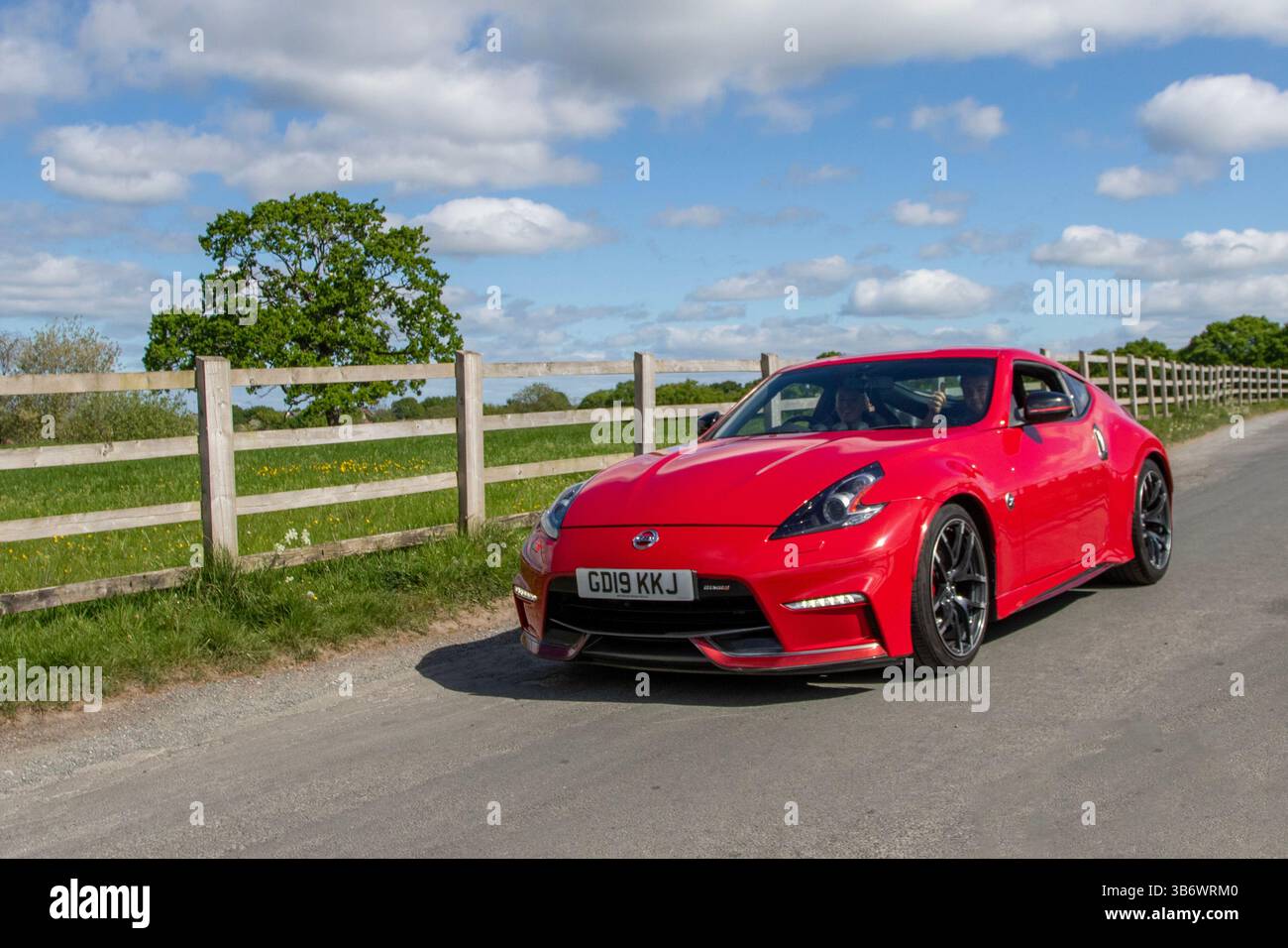 2019 Red Nissan 370Z Nismo V6 344 Car Coupé Benzinmotor 3696 ccm, Fairlady Z Z34, zweitüriger, zweisitziger Sportwagen; japanische Autos nehmen an einer Rallye in Heskin Hall, Großbritannien Teil Stockfoto