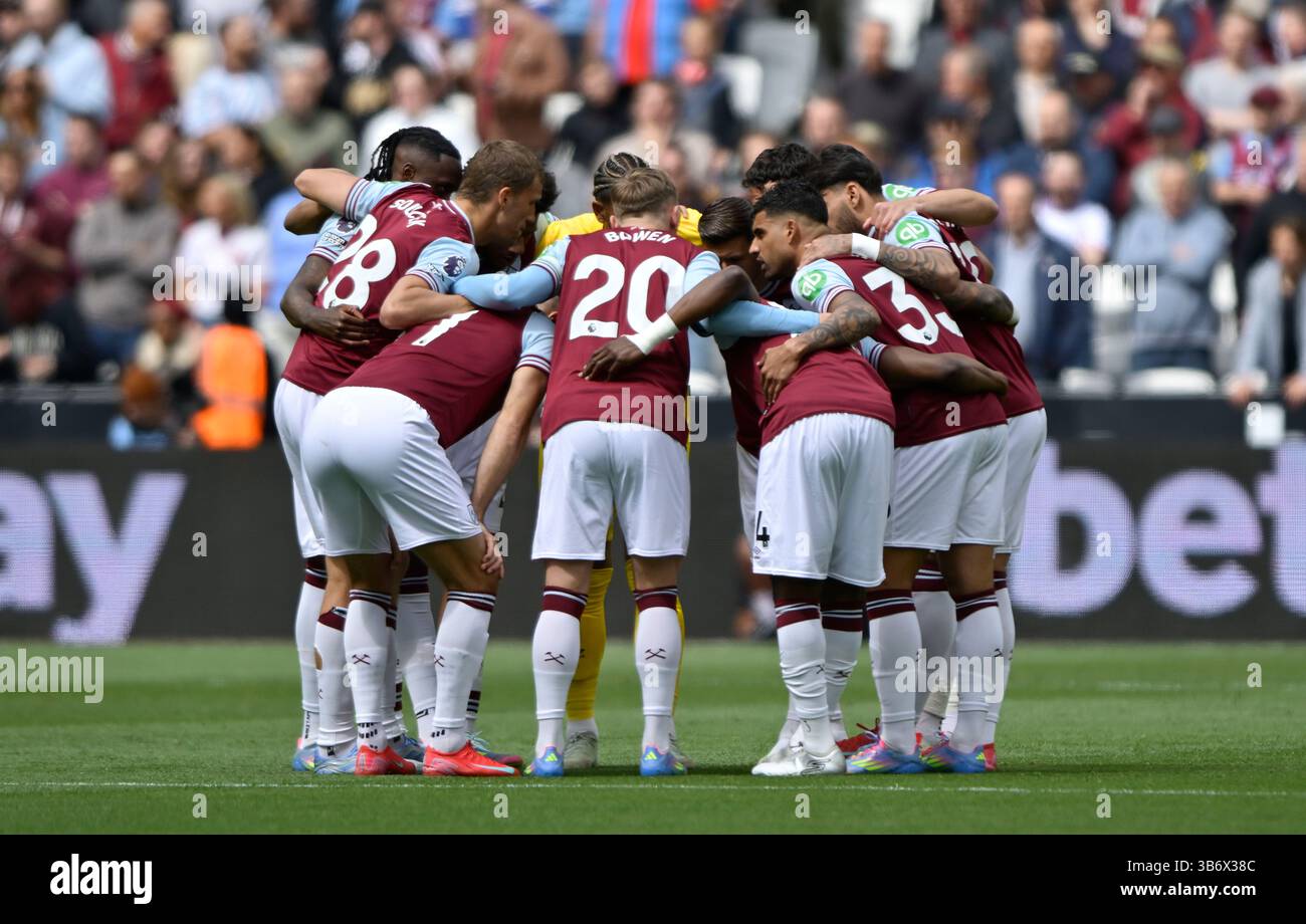 London, Großbritannien. Mai 2025. Das West Ham tem huddle während des Spiels West Ham gegen Tottenham Hotspur Premier League im London Stadium, Stratford. Dieses Bild ist NUR für REDAKTIONELLE ZWECKE bestimmt. Für jede andere Verwendung ist eine Lizenz von Football DataCo erforderlich. Quelle: MARTIN DALTON/Alamy Live News Stockfoto