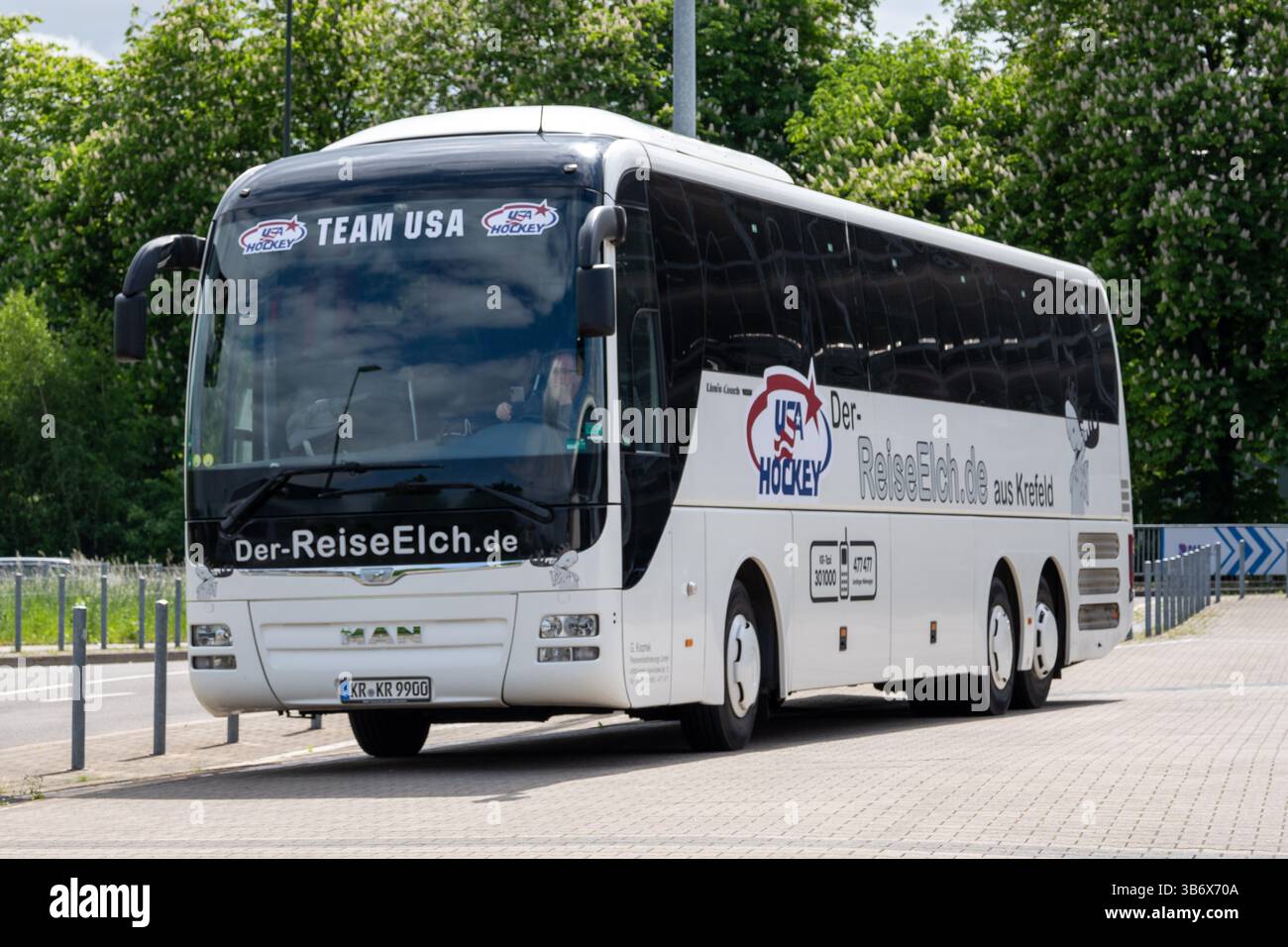 Düsseldorf, Deutschland. Mai 2025. 04.05.2025, Eishockey: Laenderspiel, Saison 2024/2025, Testspiel, Deutschland - USA im PSD Bank Dome in Düsseldorf. Der Mannschaftsbus der USA ist schon am Dome. Foto: Kirchner-Media/Thomas Haesler Credit: dpa/Alamy Live News Stockfoto