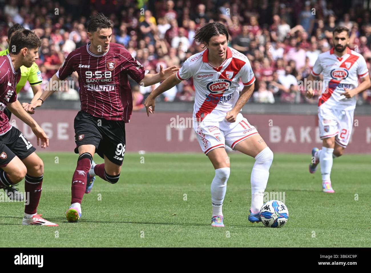 Salerno, Italien, 04 Mayl,2025 Antonio Fiori aus Mantova 1911 tritt mit Federico Zuccon von US Salernitana 1919 in der Serie B BKT zwischen US Salernitana 1919 und Mantova 1911 Calcio :Agostino Gemito/ Alamy Live News um den Ball an Stockfoto Salerno, Italien, 04 Mayl,2025 Antonio Fiori aus Mantova 1911 tritt mit Federico Zuccon von US Salernitana 1919 in der Serie B BKT zwischen US Salernitana 1919 und Mantova 1911 Calcio :Agostino Gemito/ Alamy Live News um den Ball an Stockfoto