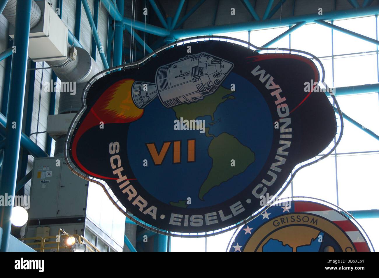 Apollo-7-Missionspatch zeigt ein Kommandodienstmodul, das die Erde umkreist und den ersten bemannten Flug des Apollo-Programms 1968 darstellt Stockfoto