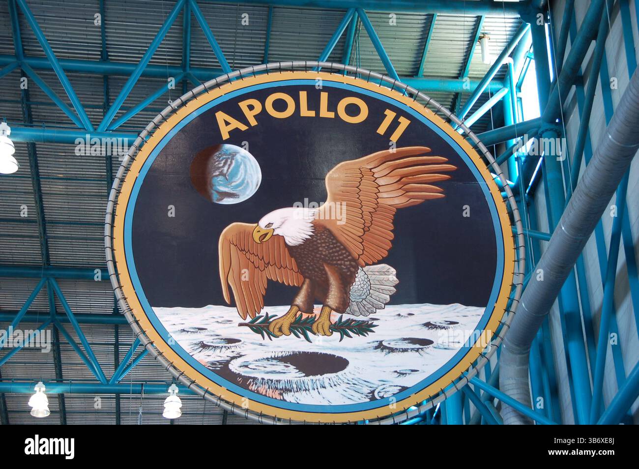 Apollo 11 Mission Emblem zeigt einen Adler, der auf dem Mond mit einem Olivenzweig landet und die erste bemannte Mondlandung 1969 symbolisiert Stockfoto