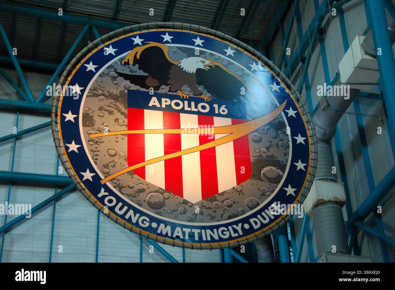 Apollo 16 Mission Emblem mit einem Weißkopfseeadler mit einem roten, weißen und blauen Schild, symbolisiert Mondforschung und amerikanischen Geist im Jahr 1972 Stockfoto