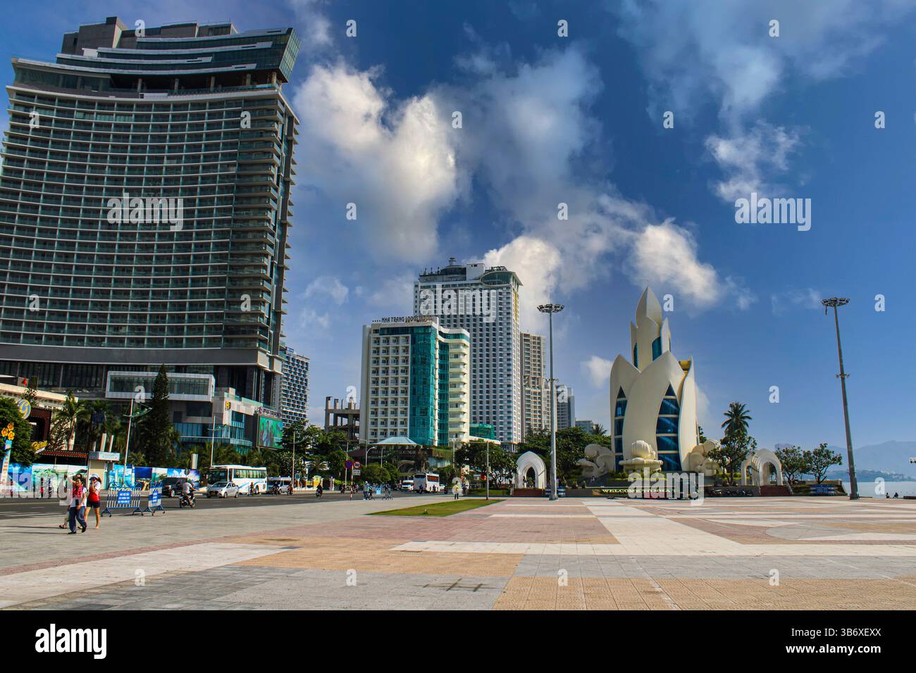 Vietnam, Nha Trang. Der große Platz am Ufer mit der Skyline der Grand Hotels und dem Agarwood Tower (Tháp Trầm Hương) Stockfoto