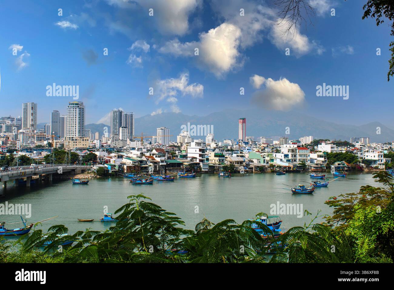 Vietnam, Nha Trang. Agarwood Tower (Tháp Trầm Hương). Stadtpanorama vom Ponagar-Tempel aus: Sie können die Brücke über den Cai-Fluss und die moderne sehen Stockfoto