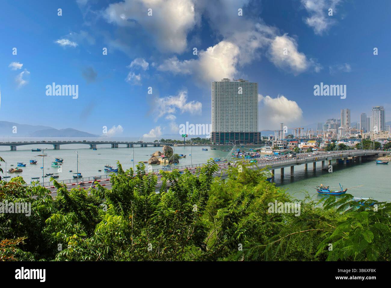 Vietnam, Nha Trang. Agarwood Tower (Tháp Trầm Hương). Stadtpanorama vom Ponagar-Tempel aus: Sie können die Brücke über den Cai-Fluss und die moderne sehen Stockfoto