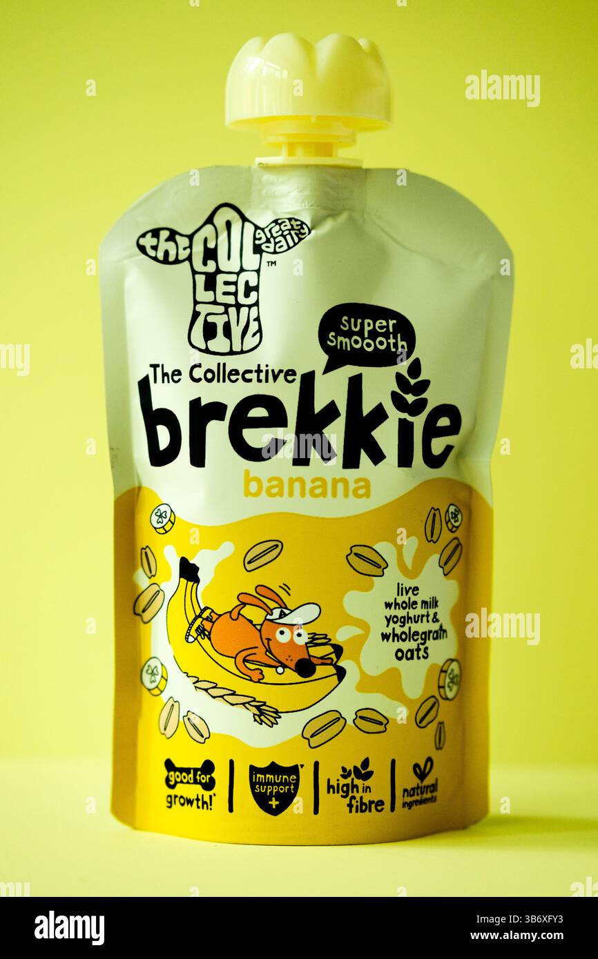 London UK, 4. Mai 2025, The Collective Brekkie Banana aromoured Smooth Childrens Yogurt Pouch Stockfoto