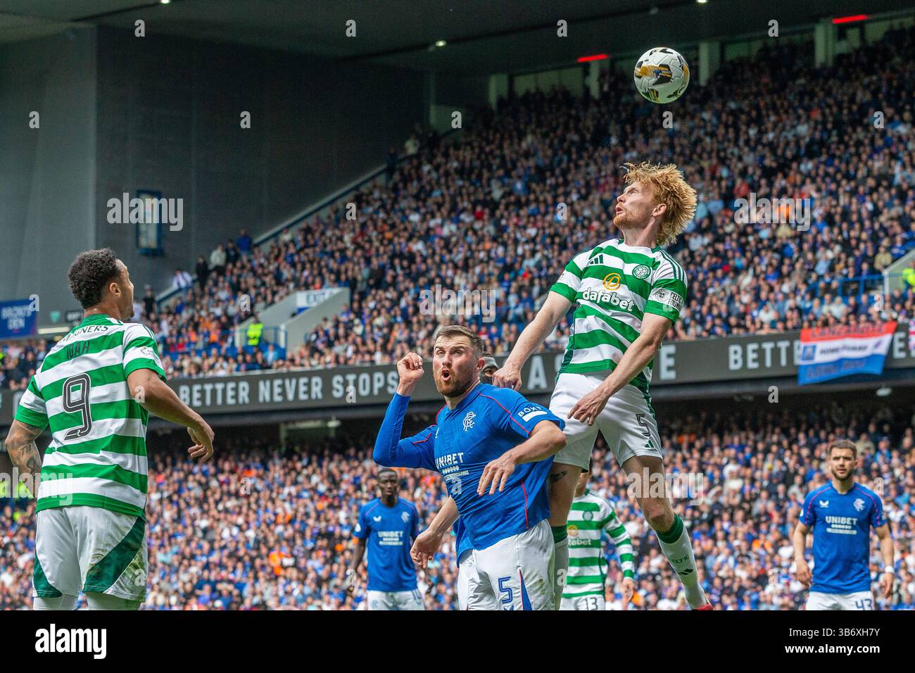 Mai 2025, Glasgow, Vereinigtes Königreich. Die Rangers spielten Celtic in einem Spiel der William Hill Premiership im Ibrox Stadium in Glasgow, Schottland, Großbritannien. Das Ergebnis war Rangers 1:1 Celtic. Liam Scale (C5) überspringt John Souttar (R5). Quelle: Findlay/Alamy Live News Stockfoto