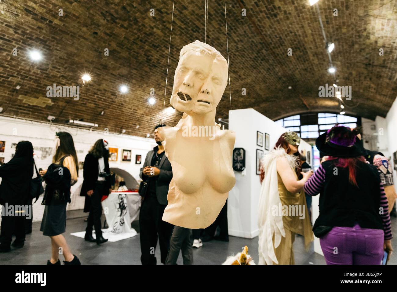 2. Mai 2025: Eröffnung der surrealistischen Maskerade-Party für die Ausstellung der L’Age D’Or in Hoxton Arches, London, England Stockfoto