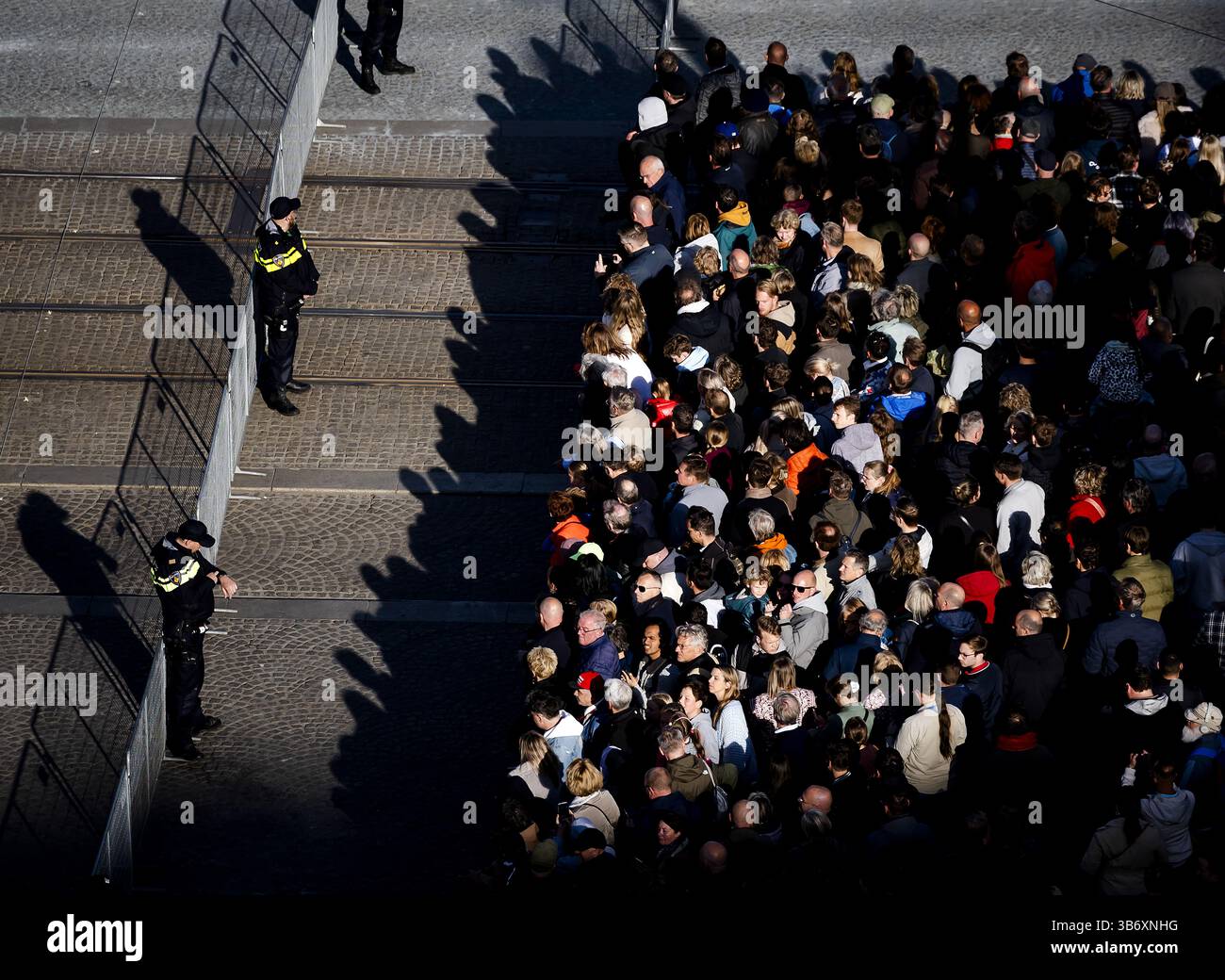 AMSTERDAM - Audienz auf dem Dam-Platz vor dem nationalen Gedenktag auf dem Dam-Platz. Während des Nationalen Gedenktages gedenken die Niederlande an die Opfer des Zweiten Weltkriegs in Europa und Südostasien sowie an die Opfer von Kriegssituationen und Friedenseinsätzen, an denen die Niederlande beteiligt waren. ANP POOL SEM VAN DER WAL niederlande raus - belgien raus Stockfoto
