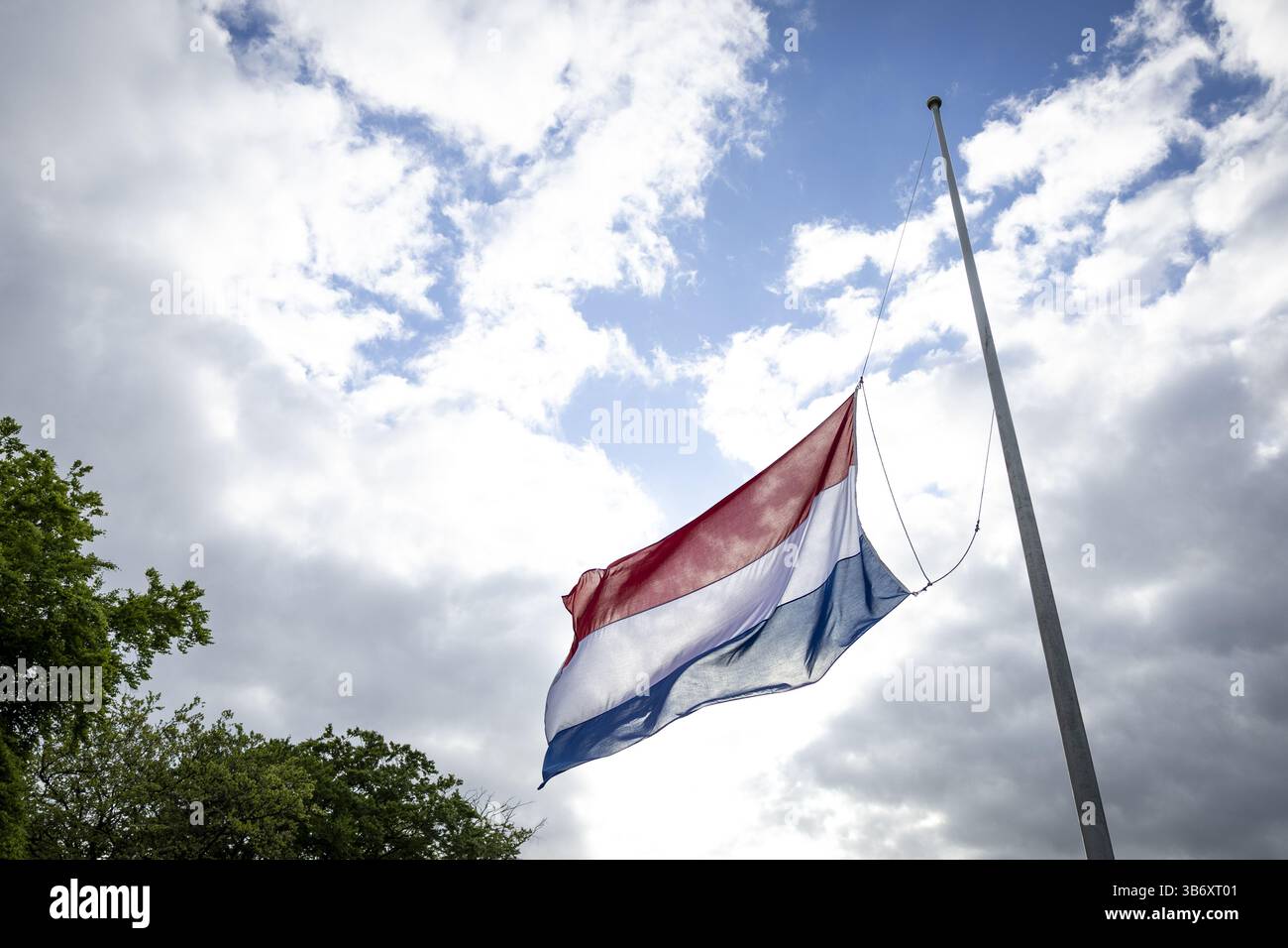 RHENEN - die niederländische Flagge hängt halb sotok vor der militärischen Gedenkfeier am 4. Mai auf dem Greggeverg. - ANP WOUTER DE WILDE niederlande raus - belgien raus Stockfoto