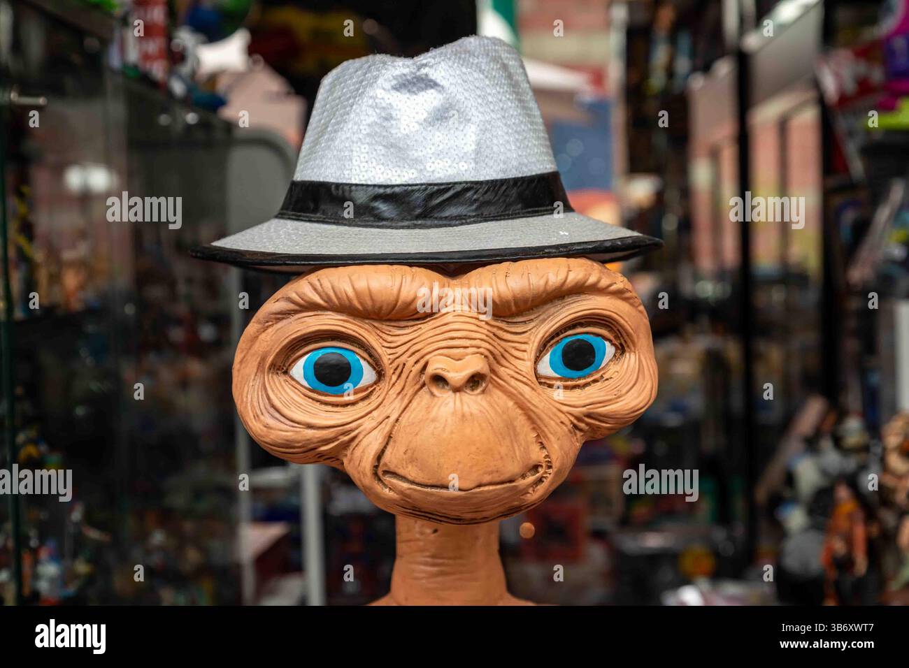 E.T.- oder Extra-Terrestrial-Plastikfigur mit silbernem Hut im Michael Jackson-Stil auf dem Flohmarkt Saint-Ouen-sur-seine in Paris, Frankreich Stockfoto