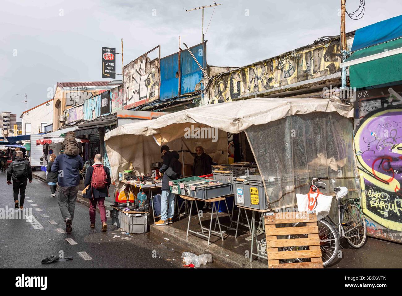 Verkaufsstände für Menschen und Straßenverkäufer in der Rue Jean-Henri Fabre am Flohmarkt Saint-Ouen-sur-seine in Paris, Frankreich Stockfoto